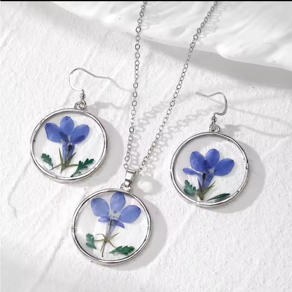 Set of pendant and earrings with natural blue flowers